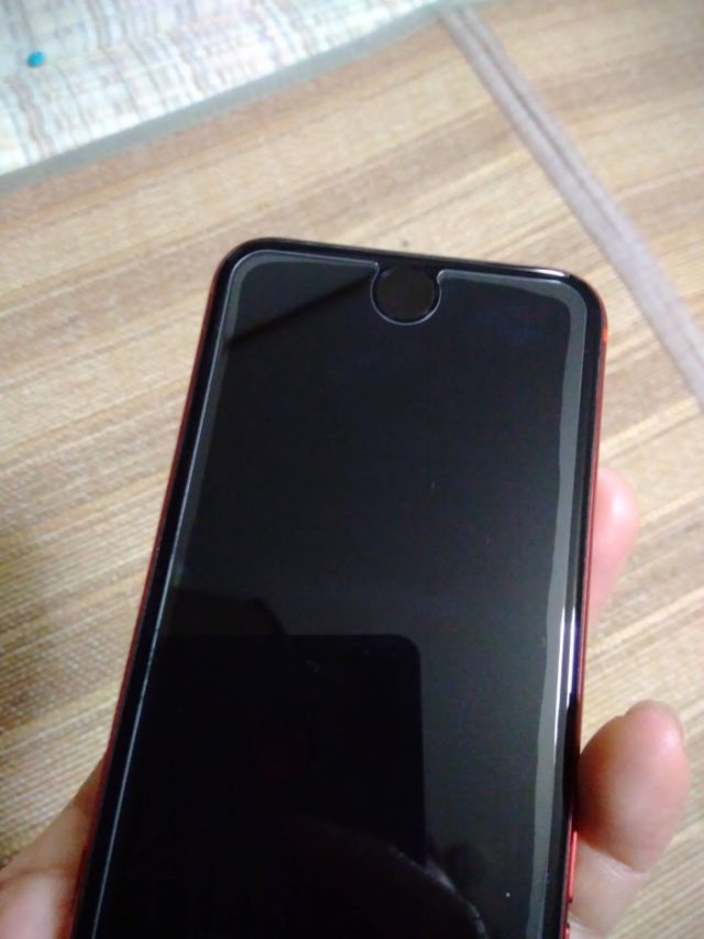「iPhoneSE2のガラスフイルムを買ったらフチが浮く【返品、返金】」のアイキャッチ画像